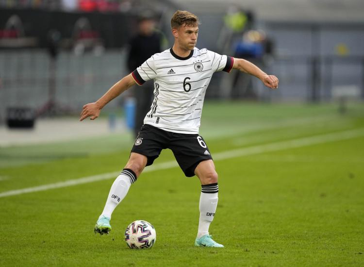 不踢右后卫！德媒：纳帅决定将基米希调回中场，加强德国队控制力